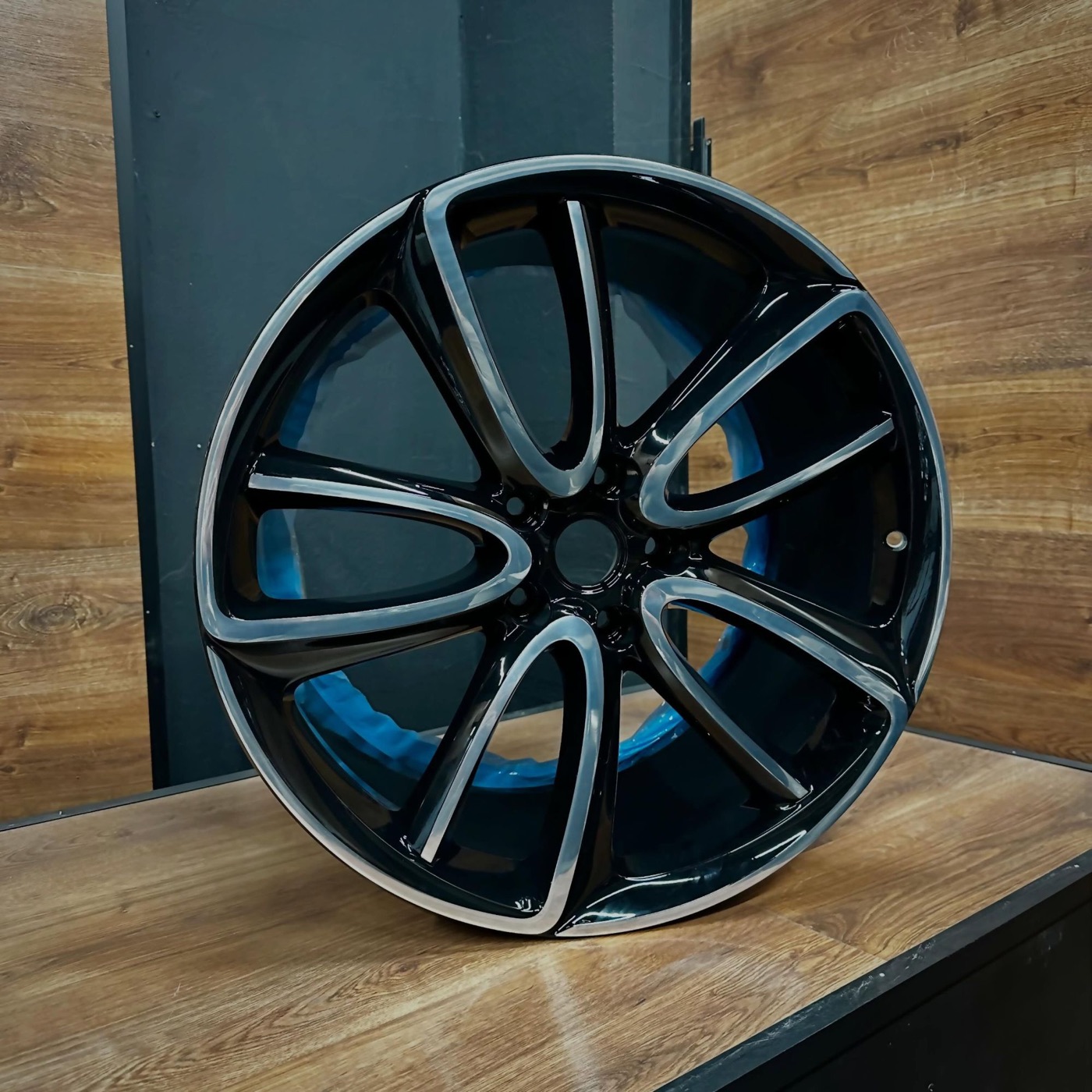 Disk po kompletnej renovácii, lesklá čierna s obrábanými ramenami